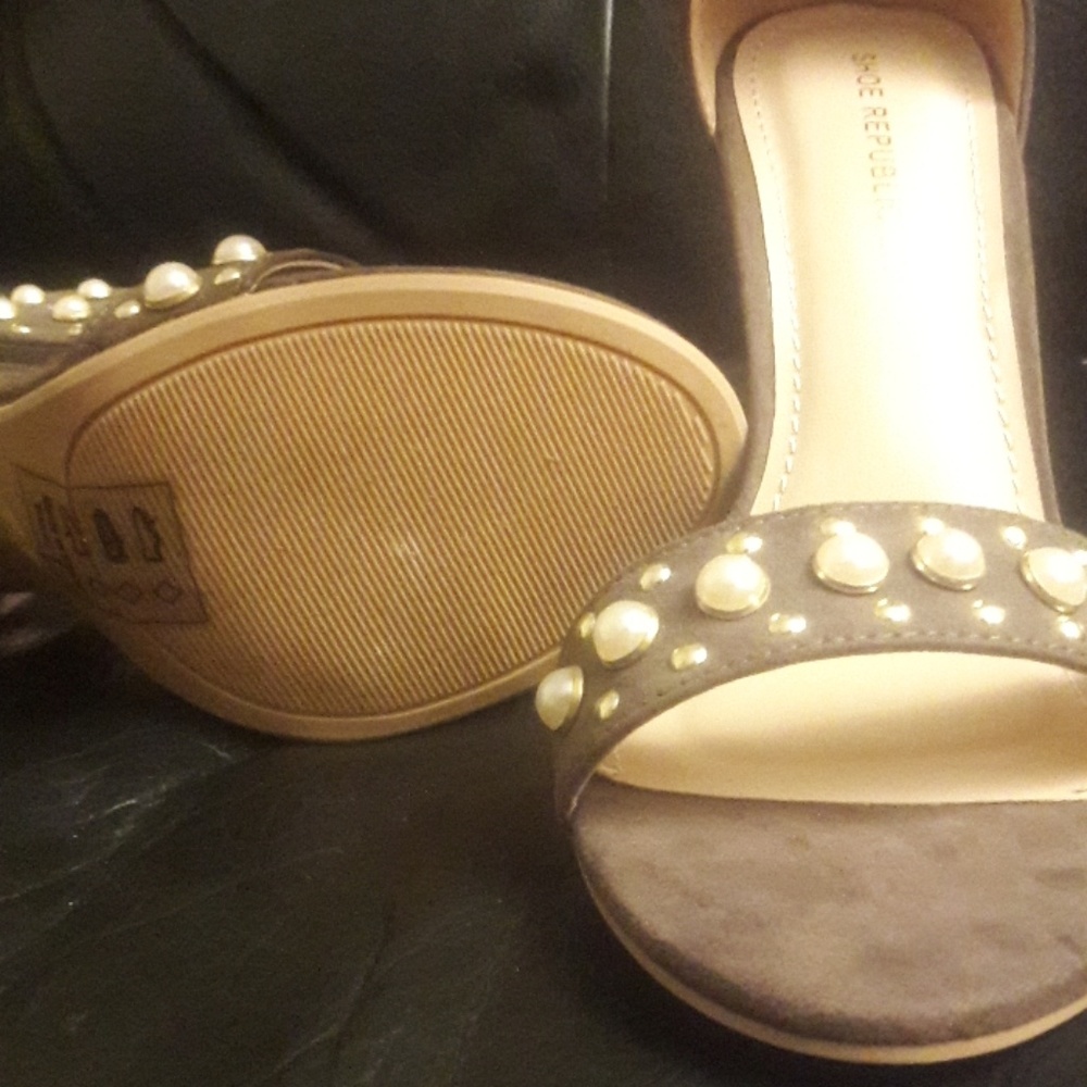 Olive Green suede pearl studded heels - Picture 4 of 4